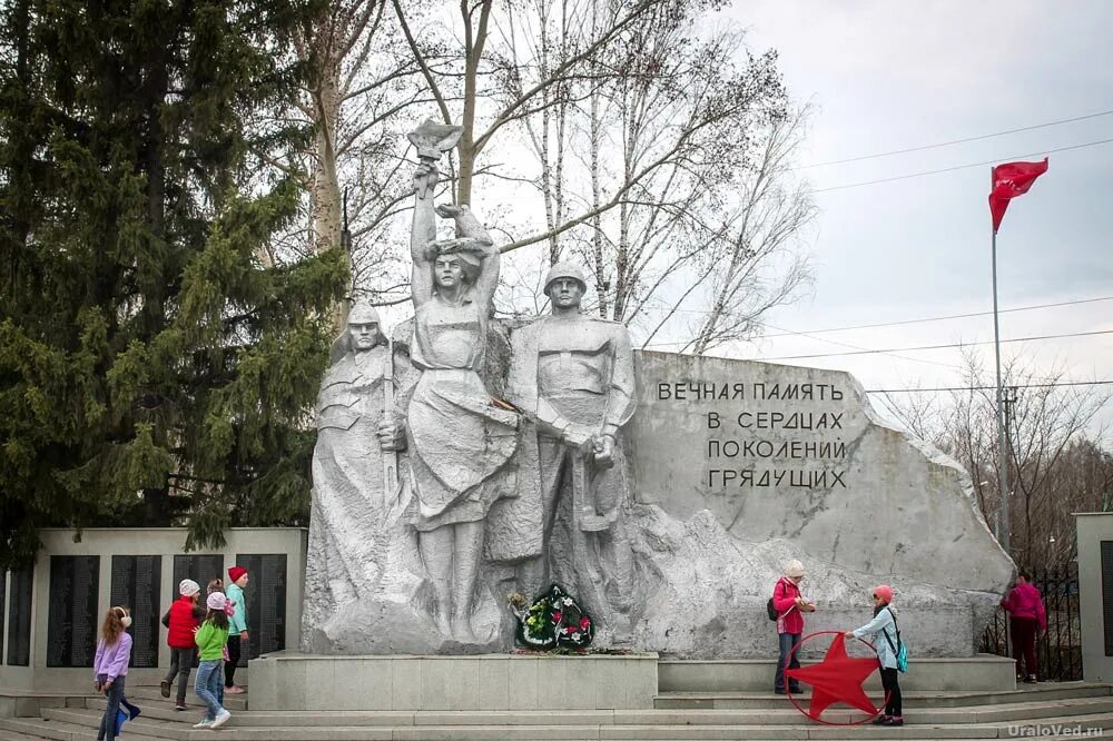 Памятник трех поколений город пласт. Пласт челябинская область октябрьская улица. Г пласт пластовский район. Площадь пласта. Площадь пласта.