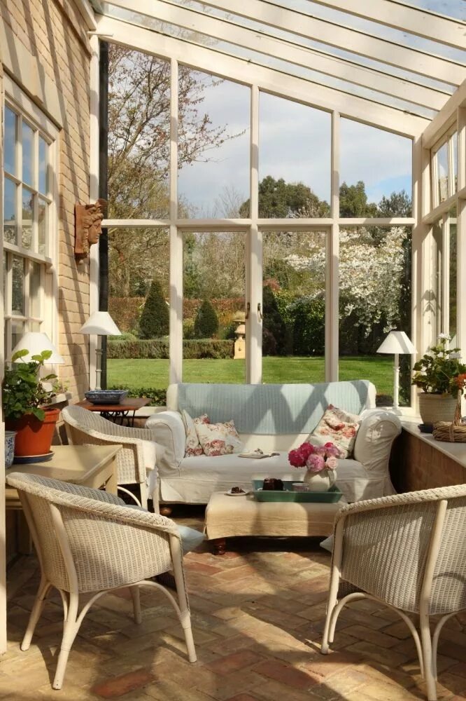 Вид с террасы на горы. Солнце терраса. Солнце терраса. Angsana balaclava. Интерьер дачной веранды.