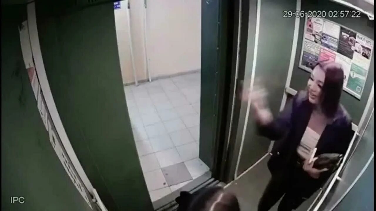 Камера для съемки. Физик девушка камера видео. Камера в школьной душевой. Писать девочка камера видео. Девушка с камерой видеонаблюдения.