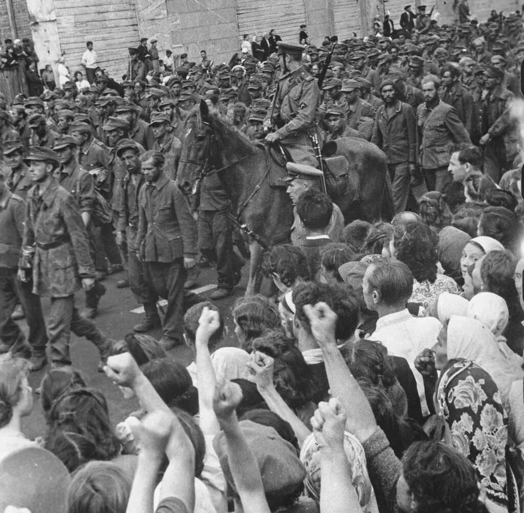 Фашисты были в москве. Парад пленных немцев в Москве 1944. 17 Июля 1944 года марш пленных немцев по Москве. Марш пленных в Москве 1944 немцев. Парад побежденных 17 июля 1944 года.