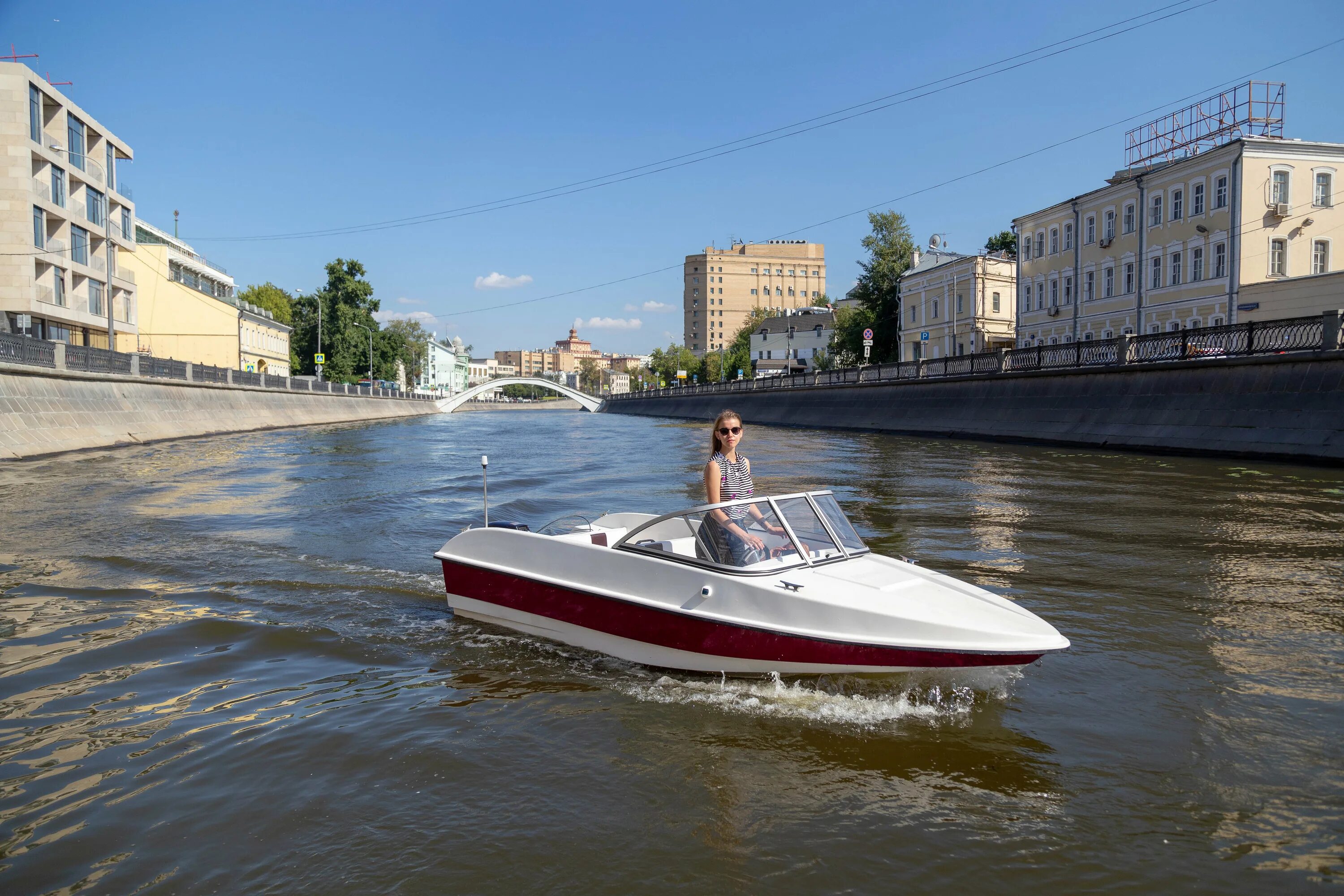 Арендовать катер в москве. Москва яхта на реке москва. Катер прогулочный. Речные прогулки по москве катер. Прогулка на катере.