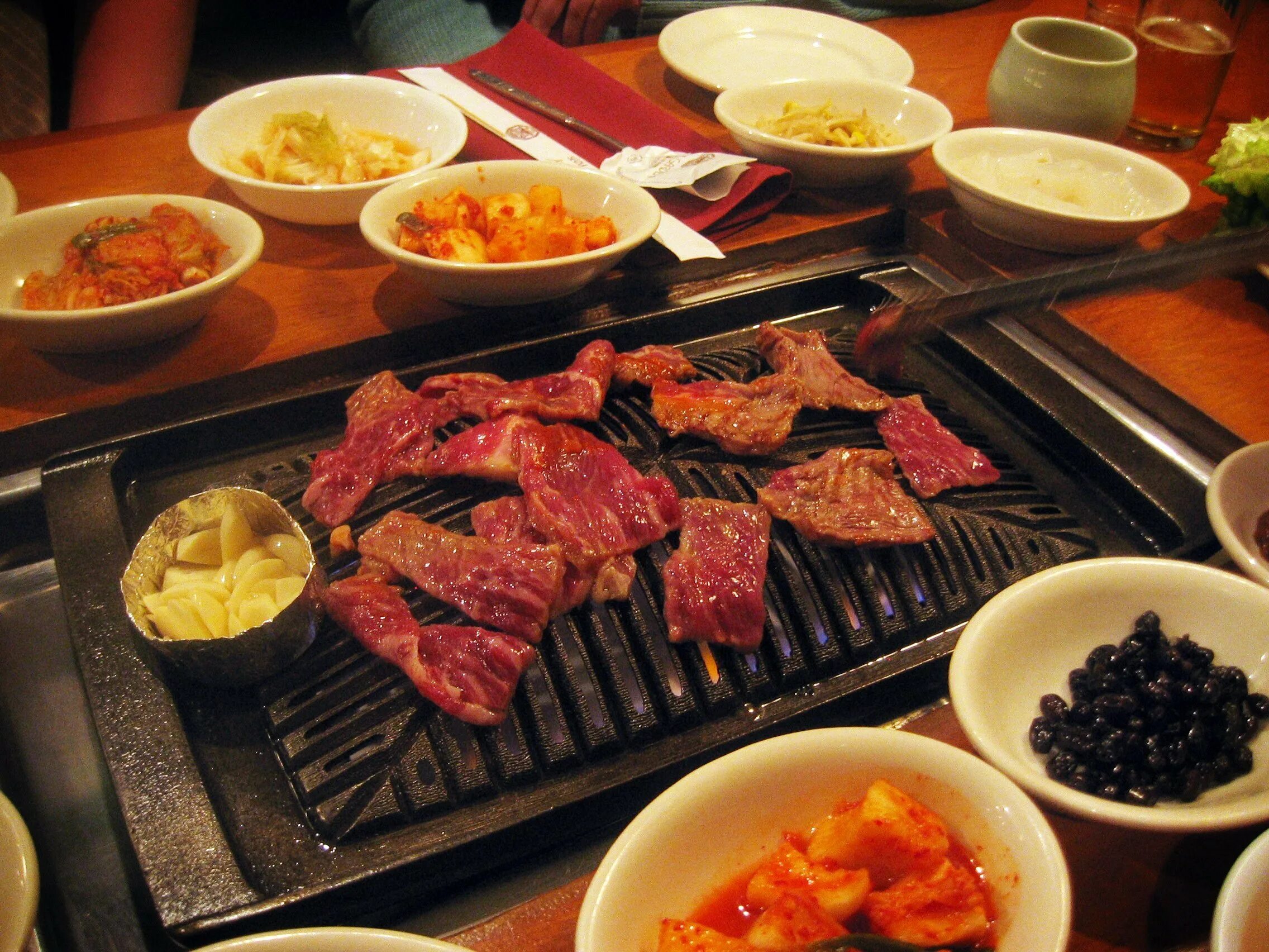 Корейские BBQ кафе. Корейские рестораны в Корее. Gogi korean BBQ корейское гриль-кафе. Корейский барбекю ресторан.