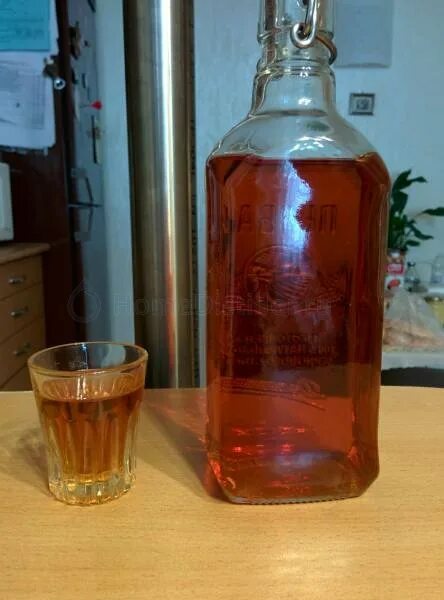 Настойка из калгана на самогоне. Настой калгана на самогоне. Калган самогон на калгане. Калгановка. Самогон на калгане.