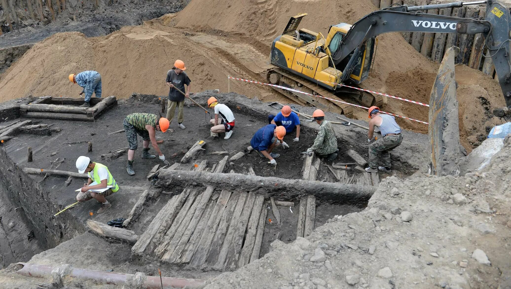 Археологические раскопки в кремле. Раскопки в зарядье москва. Раскопки в москве. Археологические находки в москве. Археологические находки в москве.