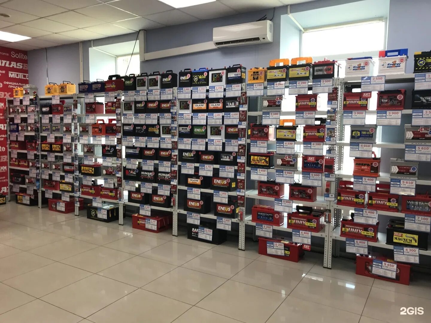 мир аккумуляторов. мир аккумуляторов. склад аккумуляторов. витрина для аккумуляторов. магазин мир аккумуляторов тверь.