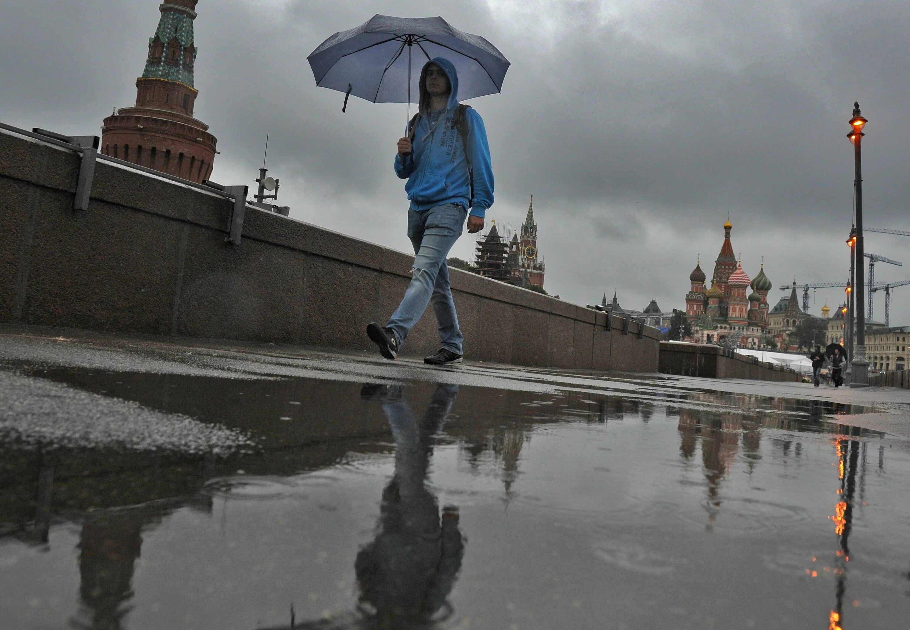 Погулять в москве в плохую погоду. Дождь в москве. дождик в москве. небольшой дождь в москве. кремль дождь.