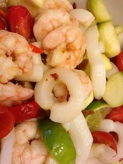 Кальмар ест креветку