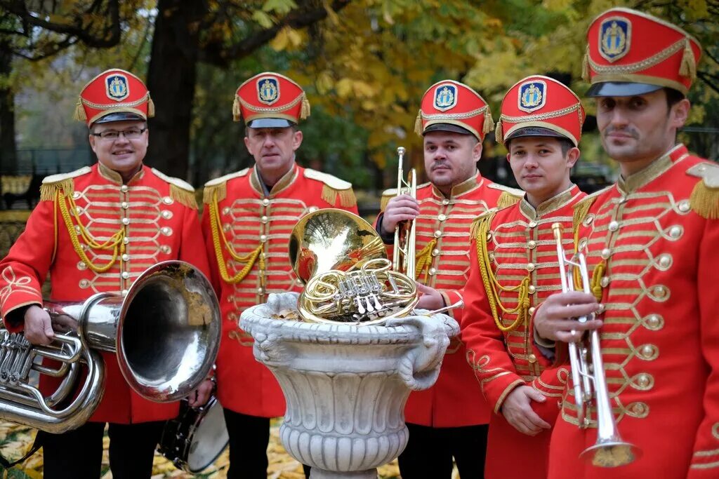 Духовые оркестры москвы. Духовой оркестр Модерн.. Костюмы для духового оркестра. Оркестр Гусаров. Костюм музыканта духового оркестра.