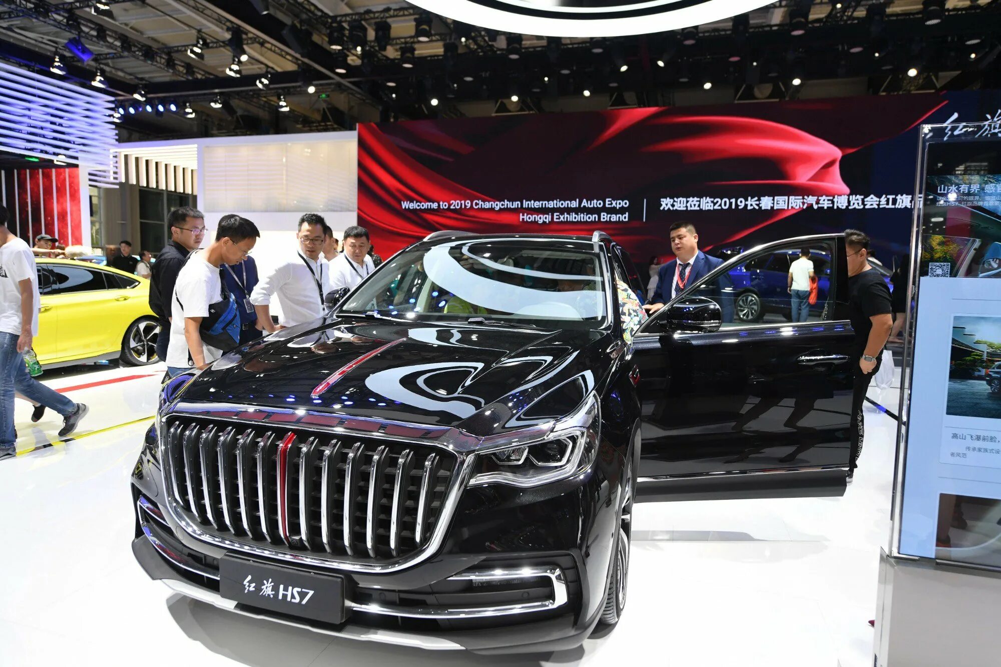 Какие китайские автомобили качественнее. Кроссовер Hongqi e115. Премиум-SUV Hongqi hs7 интерьер. Hongqi hs7 интерьер. Китайская машина марки Хавал.