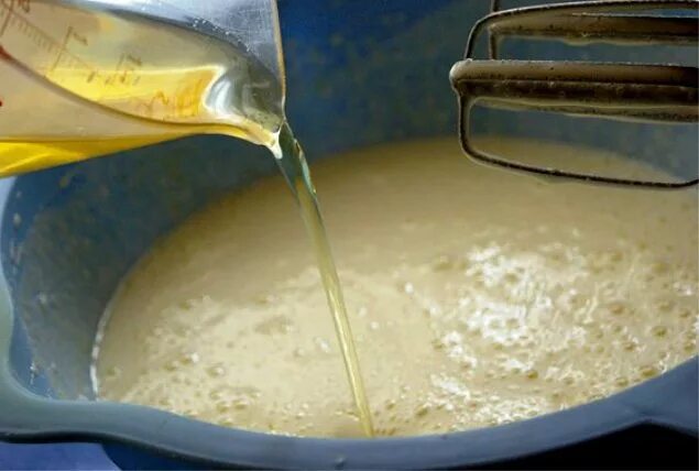 Тесто 1 стакан воды. Добавляем в тесто растительное масло. Взбитое растительное масло. Тесто в масле. Взбить яйца добавить растительное масло.