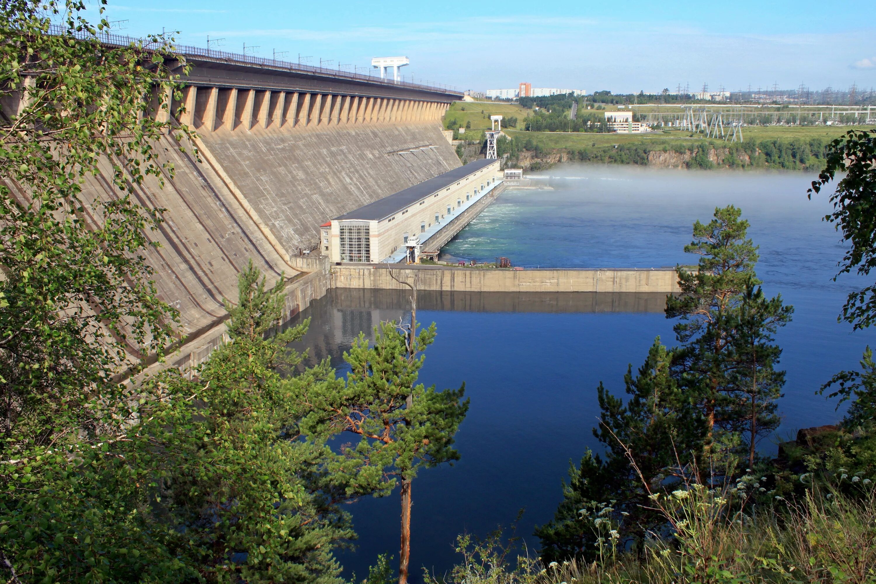 Люди перегородили реку большой плотиной вода выше. Река Ангара Братская ГЭС. Братск и Братское водохранилище. Братская ГЭС водохранилище. Братск Ангара водохранилище.