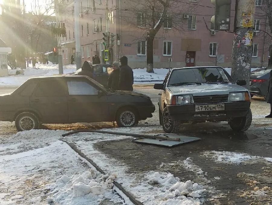 Тревога в воронеже сейчас. Машины которые врезаются. Автомобиль снес дорожный знак.