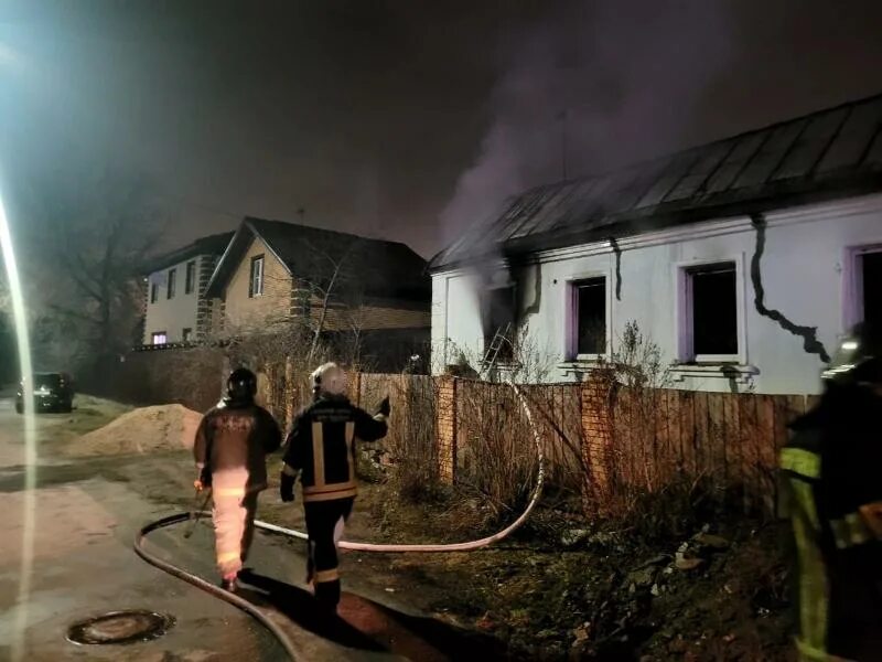 Горит в подольске сейчас. Сгорел дом в подмосковье. пожар в подольске. пожар деревня полевая сгорел дом. пожар на красной горке.