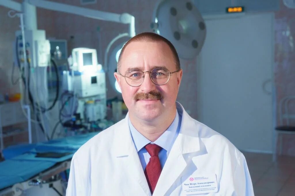 Хирург осматривает детей. Как работает детский хирург. Консультация детского хирурга. Дети ортопед. Осмотр детей хирургом.