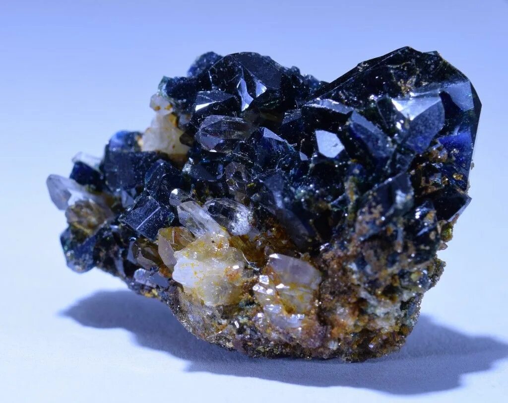 Минерал фосфора. Lazulite. лазулит минерал витим. лазулит сидерит канада. фосфаты минералы.