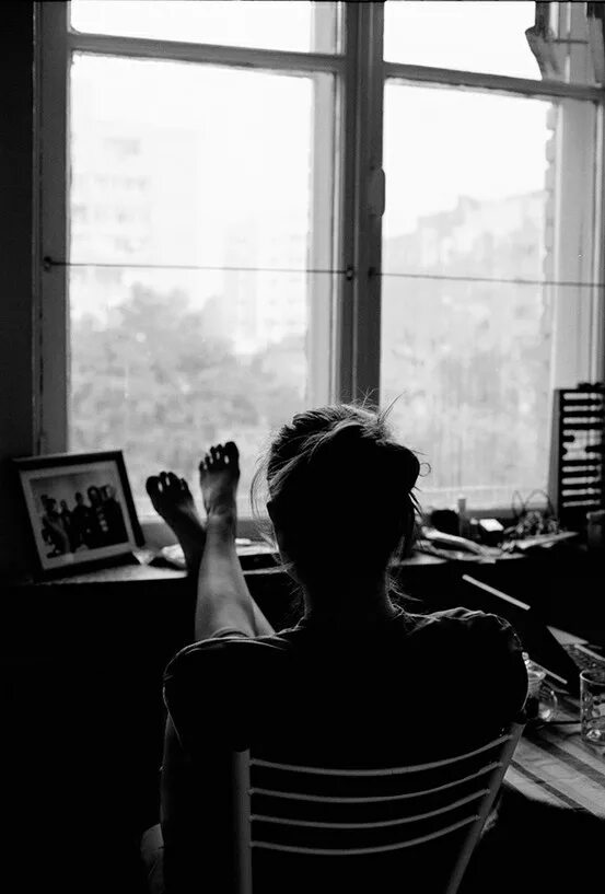 Alone because. Девушка в черном со спины у окна. Блондинка у окна со спины. Девушка у окна чб со спины. Девушка у окна со спины за столом.