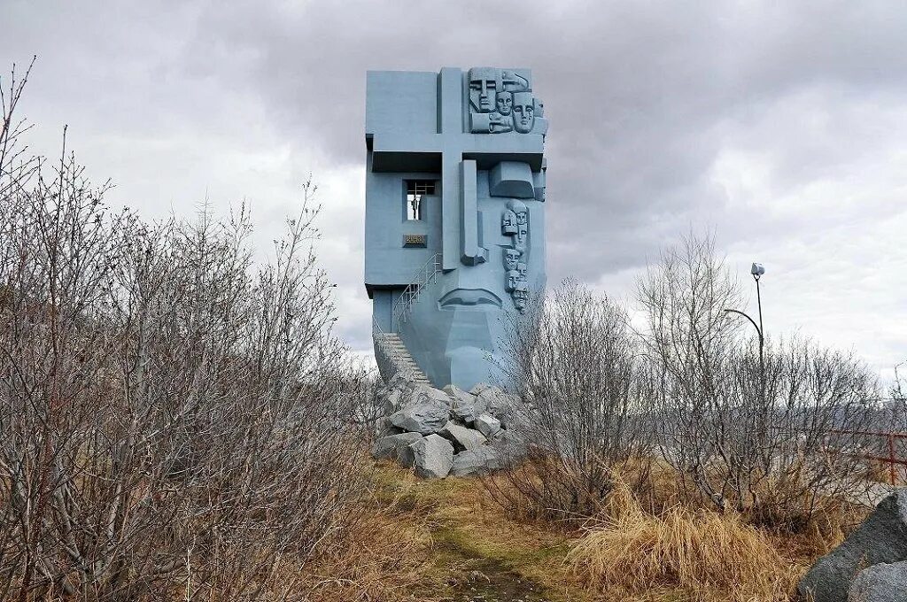 Неизвестный г. Памятник маска скорби в магадане. эрнст неизвестный маска скорби. эрнст неизвестный маска скорби магадан. эрнст неизвестный памятник в магадане.