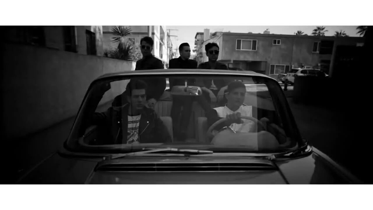 Текст песни the neighbourhood sweater weather. Sweater weather клип. The neighbourhood клипы. The neighbourhood Sweater weather. Sweater weather the neighbourhood видео.