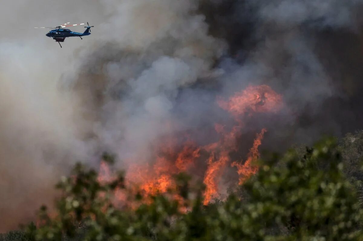 Пожары в Америке 2022. Лесные пожары. Калифорния пожары. Вертолет "пожарный".
