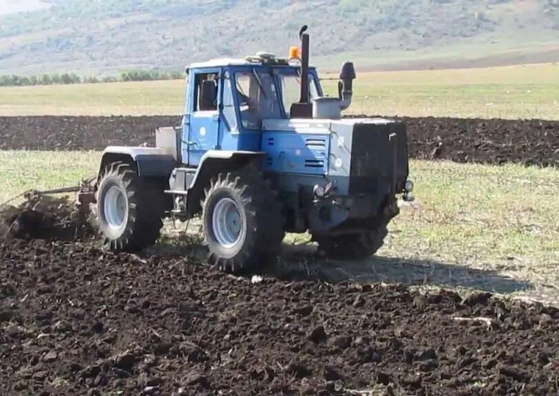 Мужчина в поле. Он паш т поле. Атабаев пшеничное поле. Природа поле. Трактор т25 пашет землю.