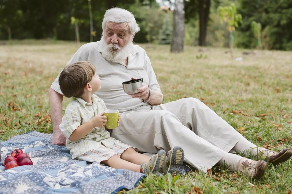 Дед хочет внука. Дед и внук. Дед с внуками. Фотосессия дедушки. Дедушка и внучка.