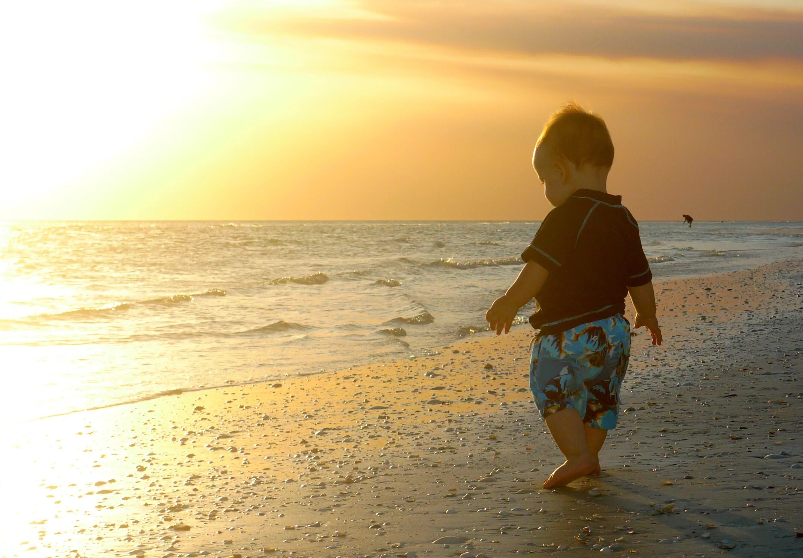 С ребёнком на пляже тень. Лето пляж картинки для детей. Летние картинки на аву для мальчика.