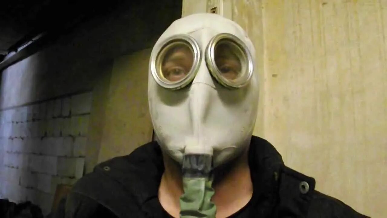 Чел в маске мем