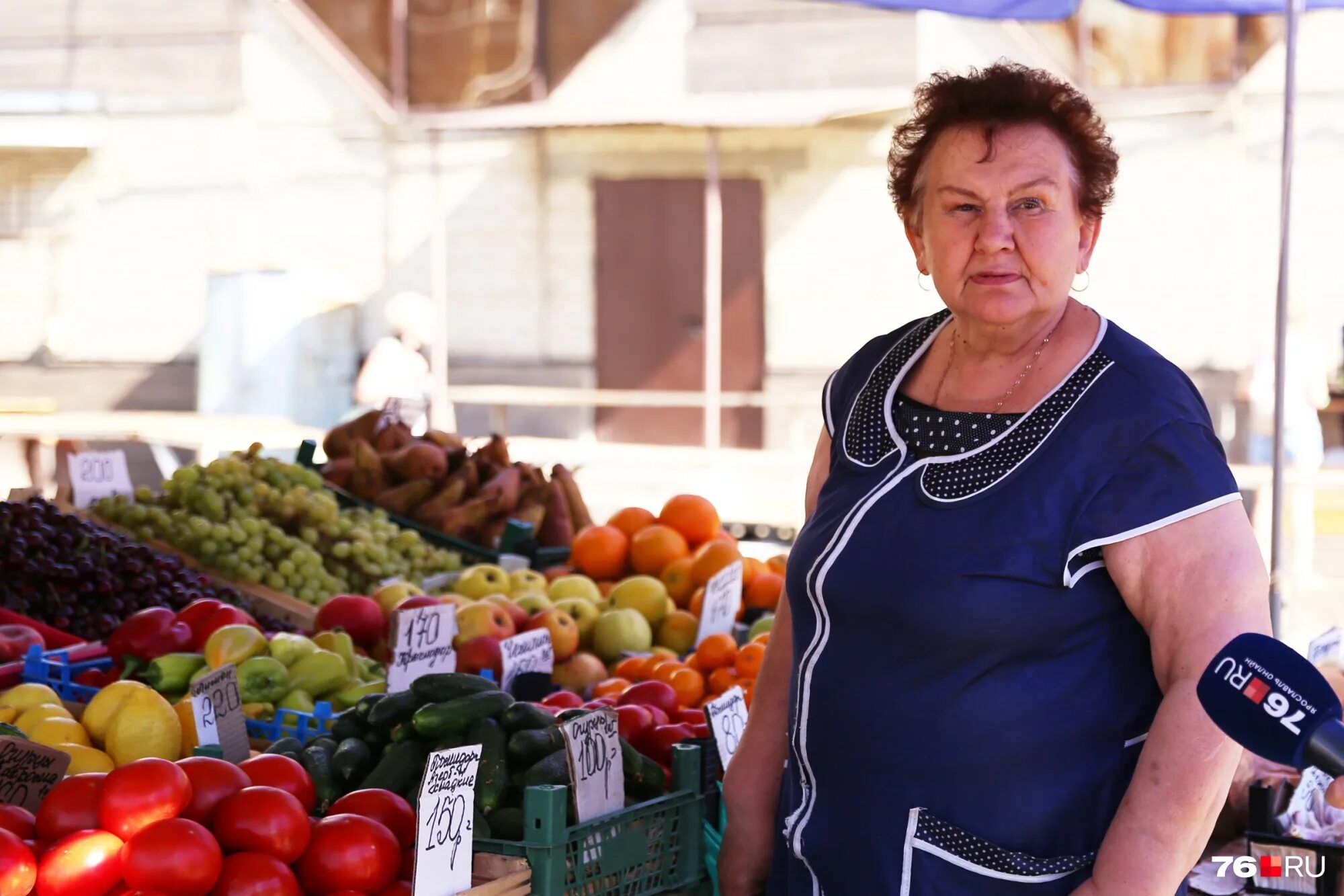 овощи на рынке. бабки на рынке. толстая торговка на рынке. тетка с рынка. продавщица с базара стала моделью.