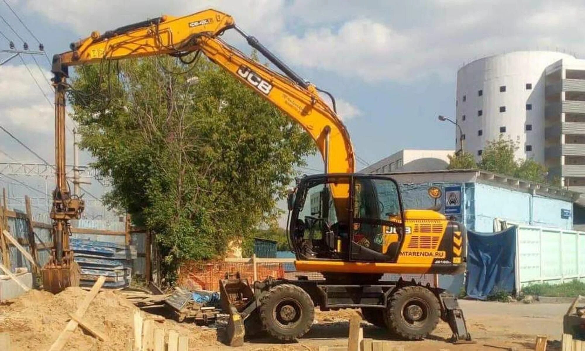 Аренда экскаватора с грейфером. Экскаватор jcb с грейфером. колесный экскаватор с грейфером 10 метров. экскаватор jcb js200w с грейфером. экскаватор на 12 метровая.