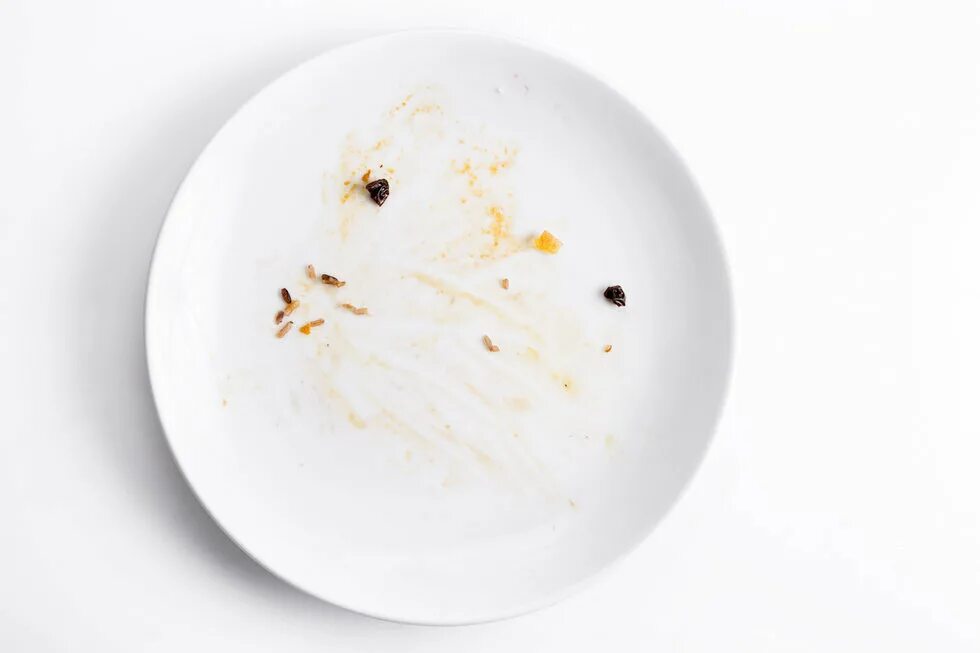 Тарелка с засохшей едой. Грязная тарелка для детей. Грязная тарелка. Грязная тарелка. Грязная тарелка.