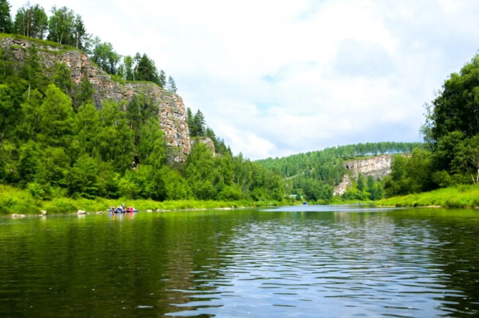 Белорецк вода. Река Юрюзань сплав. Река Юрюзань в Башкирии. Река Юрюзань в Башкирии сплав. Башкортостан сплав по реке Юрюзань.