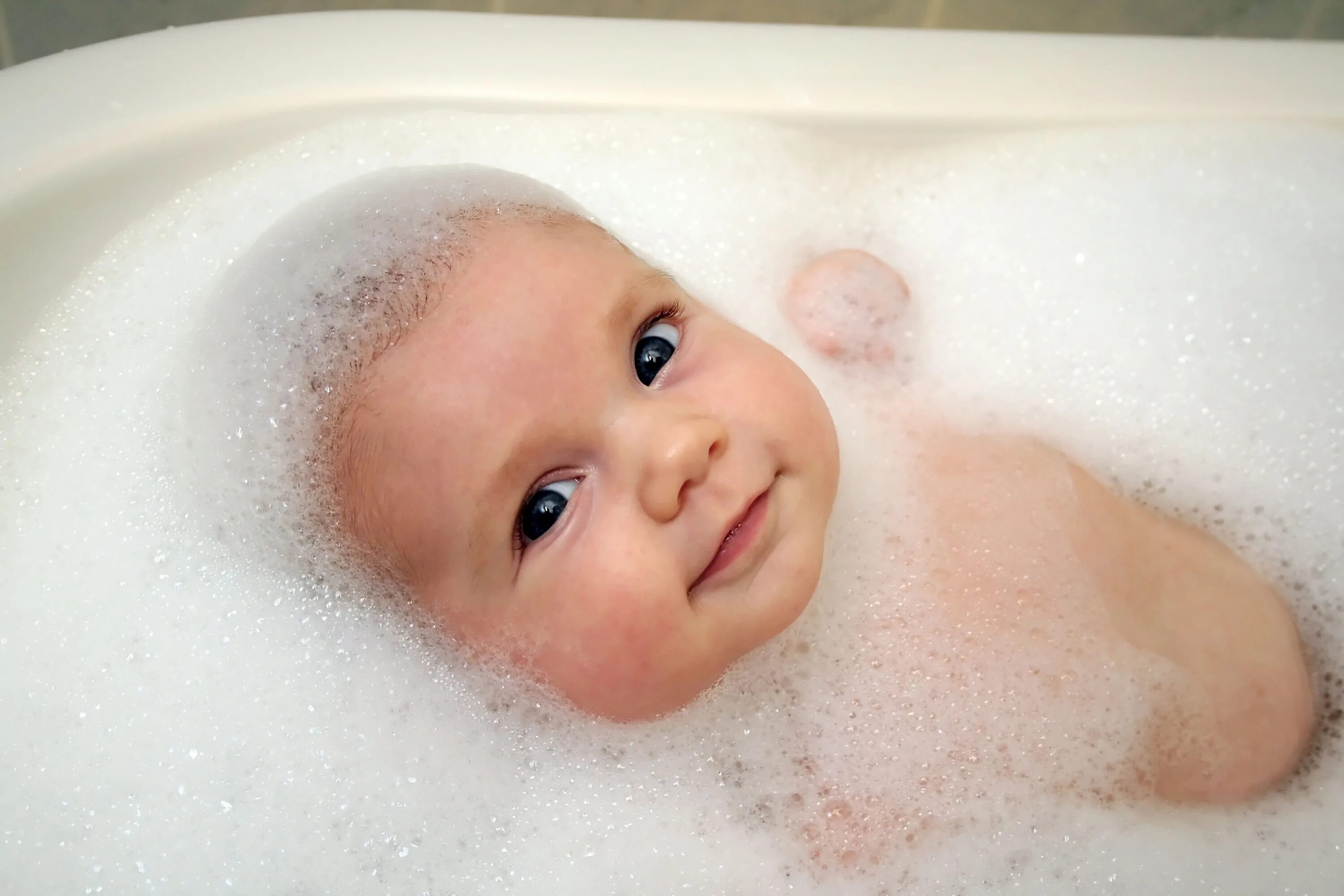 Температура после ванны. Купание малыша. Малыш в ванне. Малыш купается. Ребенок в пене.
