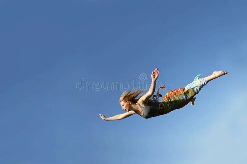 Человек летает в воздухе. Девушки летающие в воздухе. Девушка парит в воздухе. Человек летит вниз.