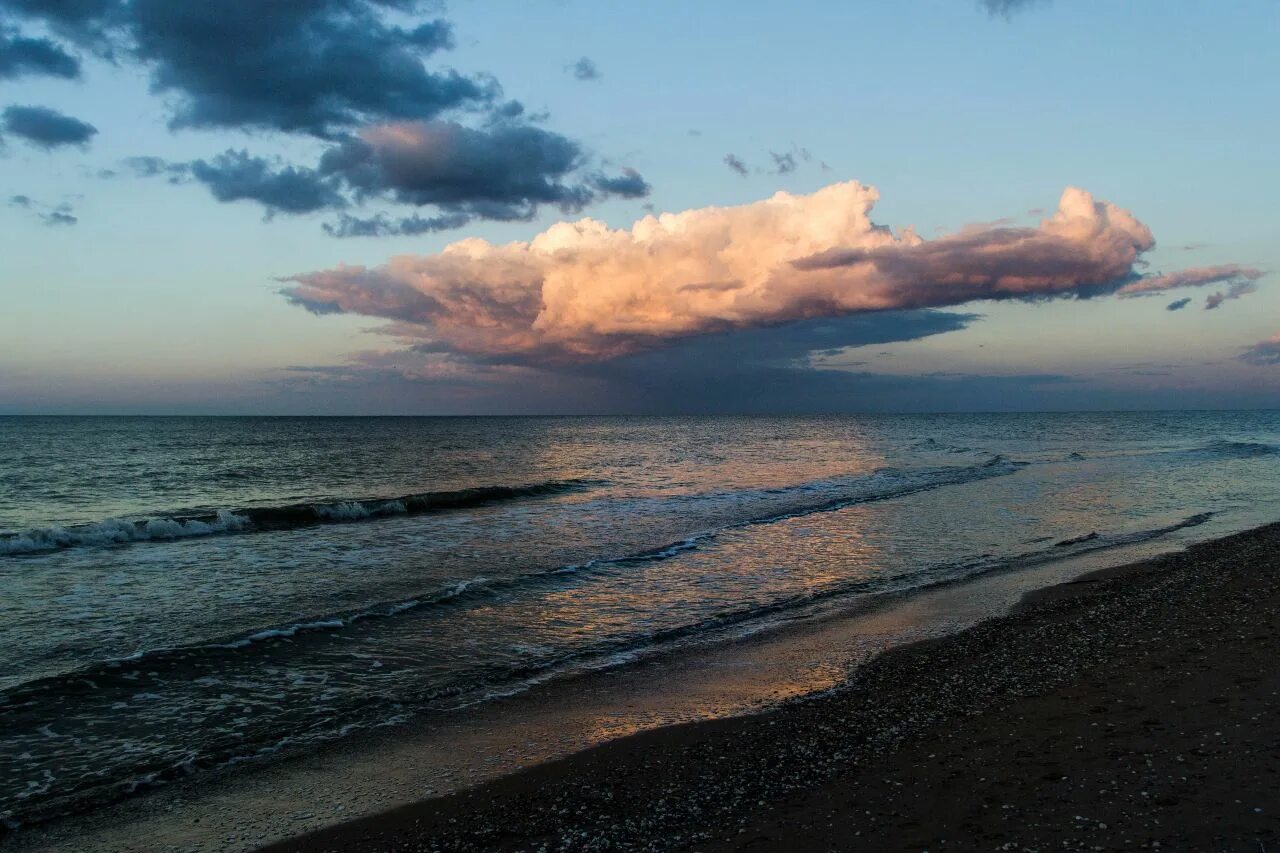Море лав кучугуры. Кучугуры краснодарский край. кучугуры набережная. поселок кучугуры. набережная в кучугурах краснодарский край.