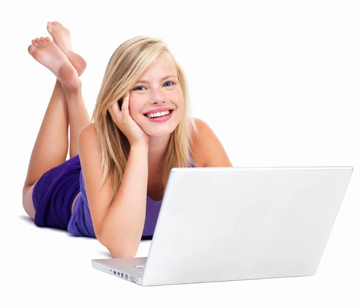 Работа интернет модели. Модель интернета. Вебкам модель улыбается. Девушка перед ноутбуком. Девушка вебкам модель.