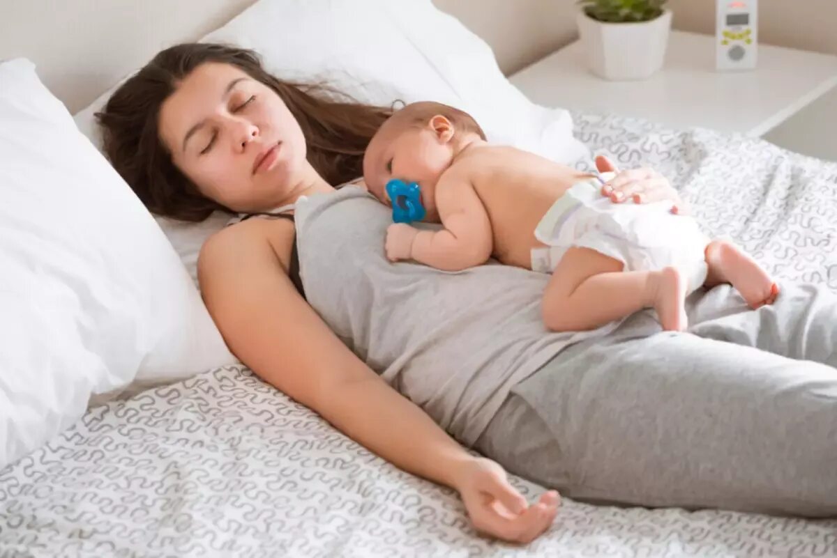 Sleep with mom. My sleeping mother. Baby and mother sleeping. Орифлейм обложка сон мамы с малышом. Засыпает во время кормления baby blog.