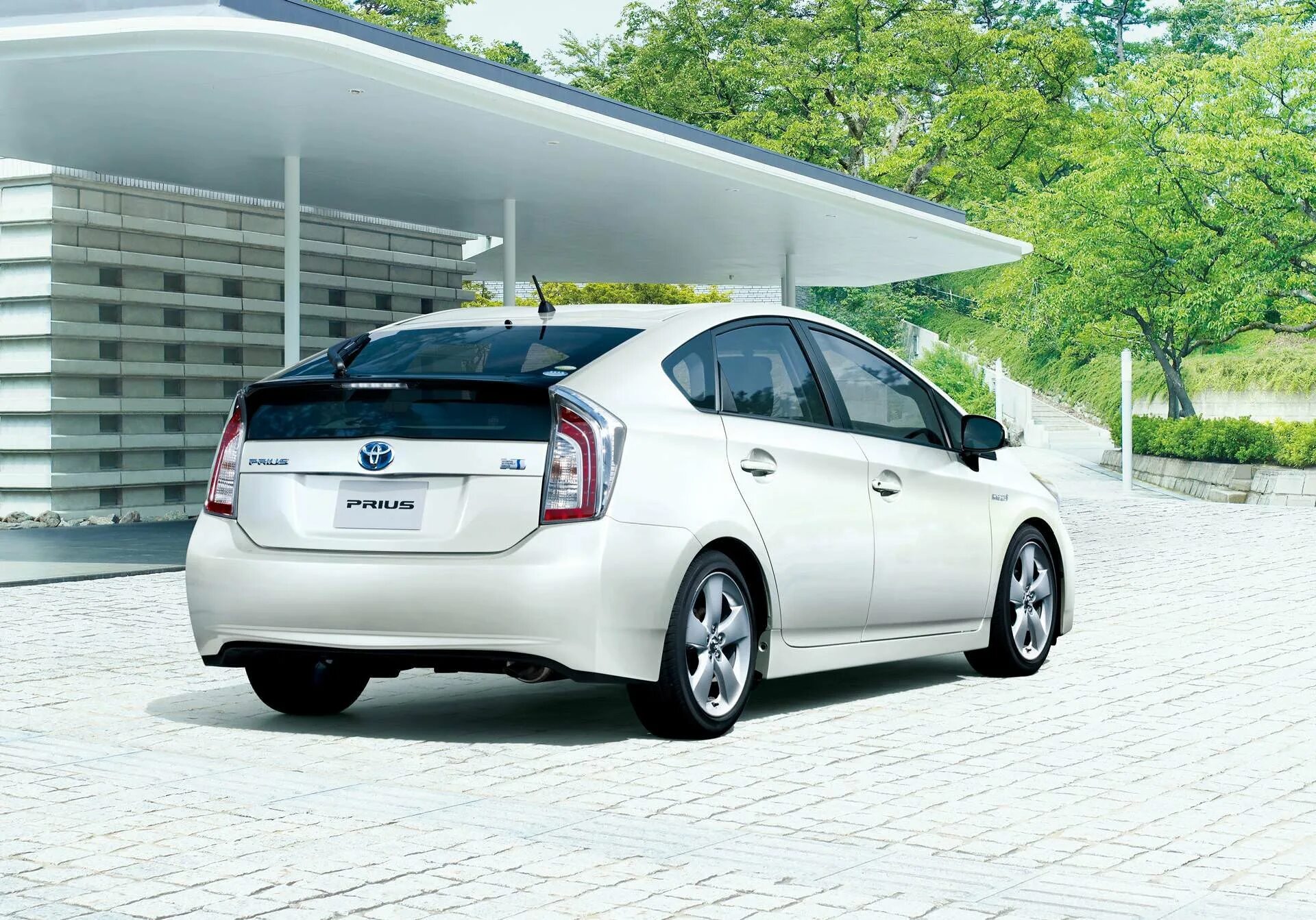 Toyota prius hybrid 2016. Toyota prius 2010. Тойота приус гибрид. Японские автомобили гибрид. Японские автомобили гибрид.