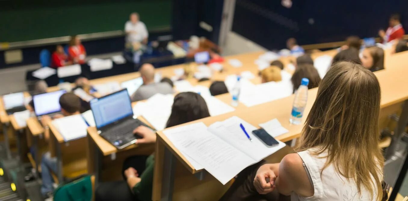 The students are the lecture. Студенты в аудитории. Занятия в аудитории. Аудитория в институте со студентами. Занятия в университете.