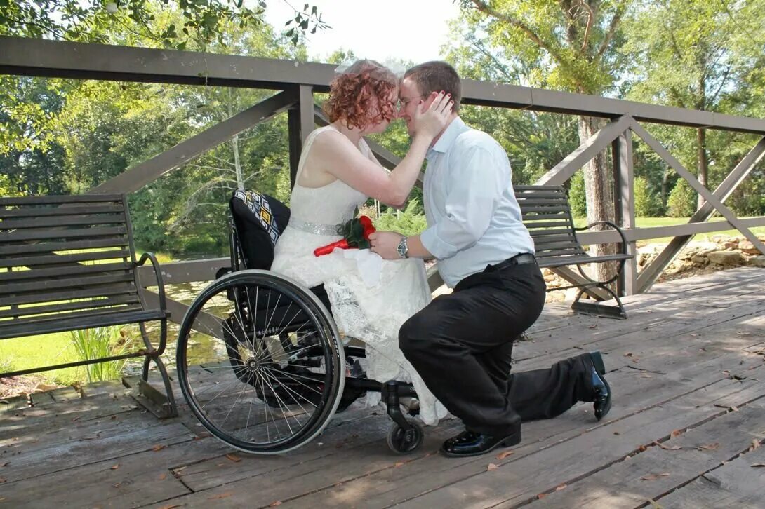 Свадьба на инвалидной коляске. Свадьба инвалидов колясочников. Брак с инвалидом. Невеста в инвалидной коляске. Супруга стала инвалидом