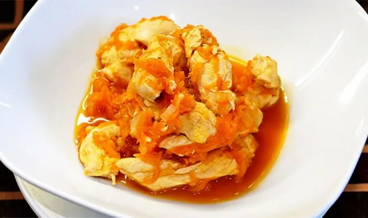 Гуляш из филе курицы с подливкой. Гуляш из куриного филе с подливкой. гуляш с курицей. нежный гуляш из куриной грудки. гуляш с морковью и луком.