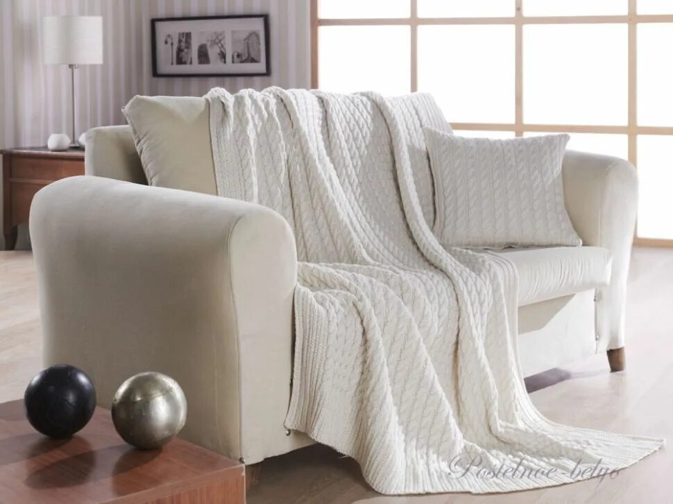 диван покрытый пледом. плед на диван в гостиную. накидка на диван. плед на диван. плед на диване в интерьере.