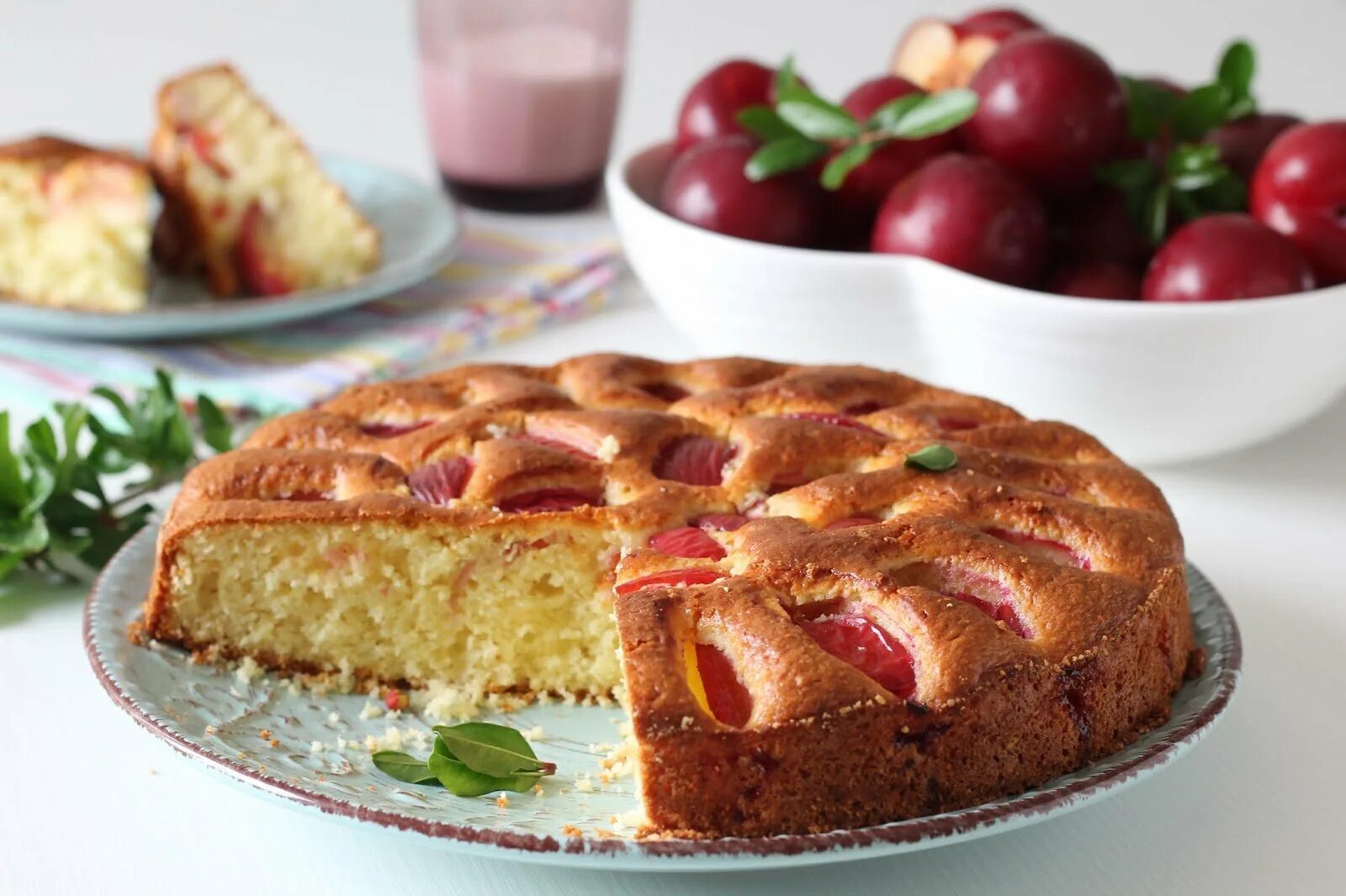 Пирог. Сливовый пирог. Пирог со сливами. Пирог с ягодами и яблоками в духовке. Пирог на подсолнечном масле