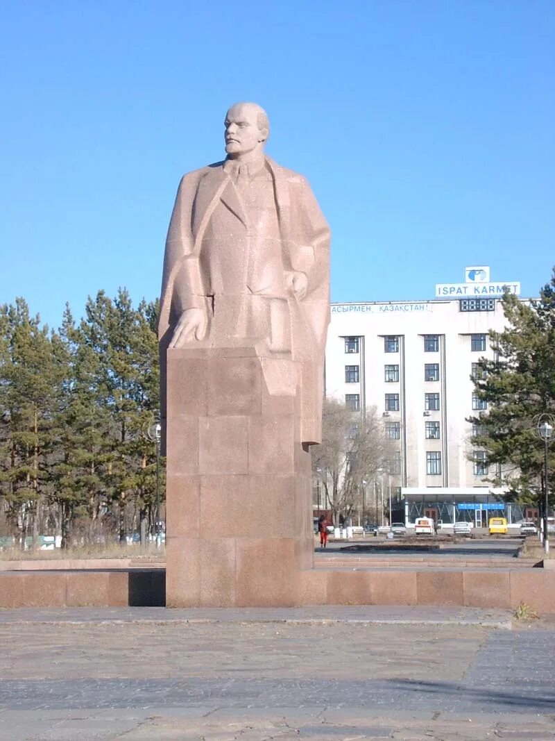 Ленин караганда. Ленин караганда. Памятник ленину в казахстане. Ленин владимир ильич памятник. Ленин город ахтубинск.