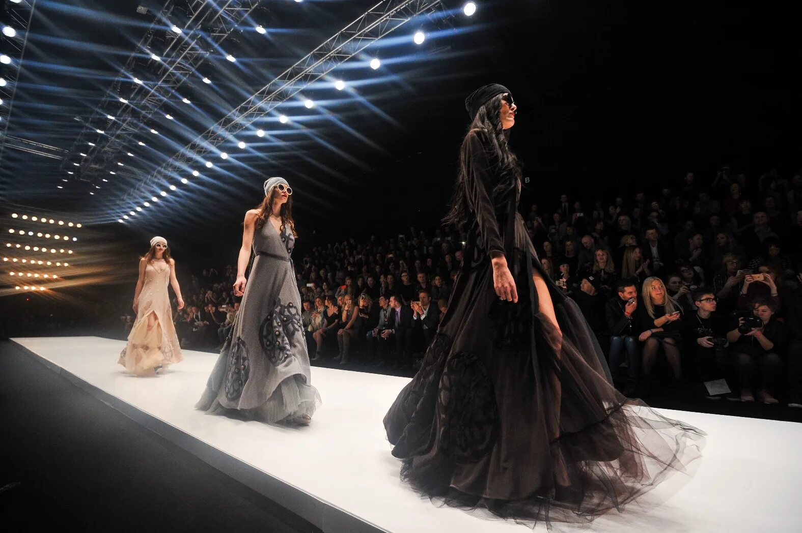 Кендалл дженнер на подиуме. Fashion подиум. Fashion подиум. Ральф лорен показ. Показ мод.