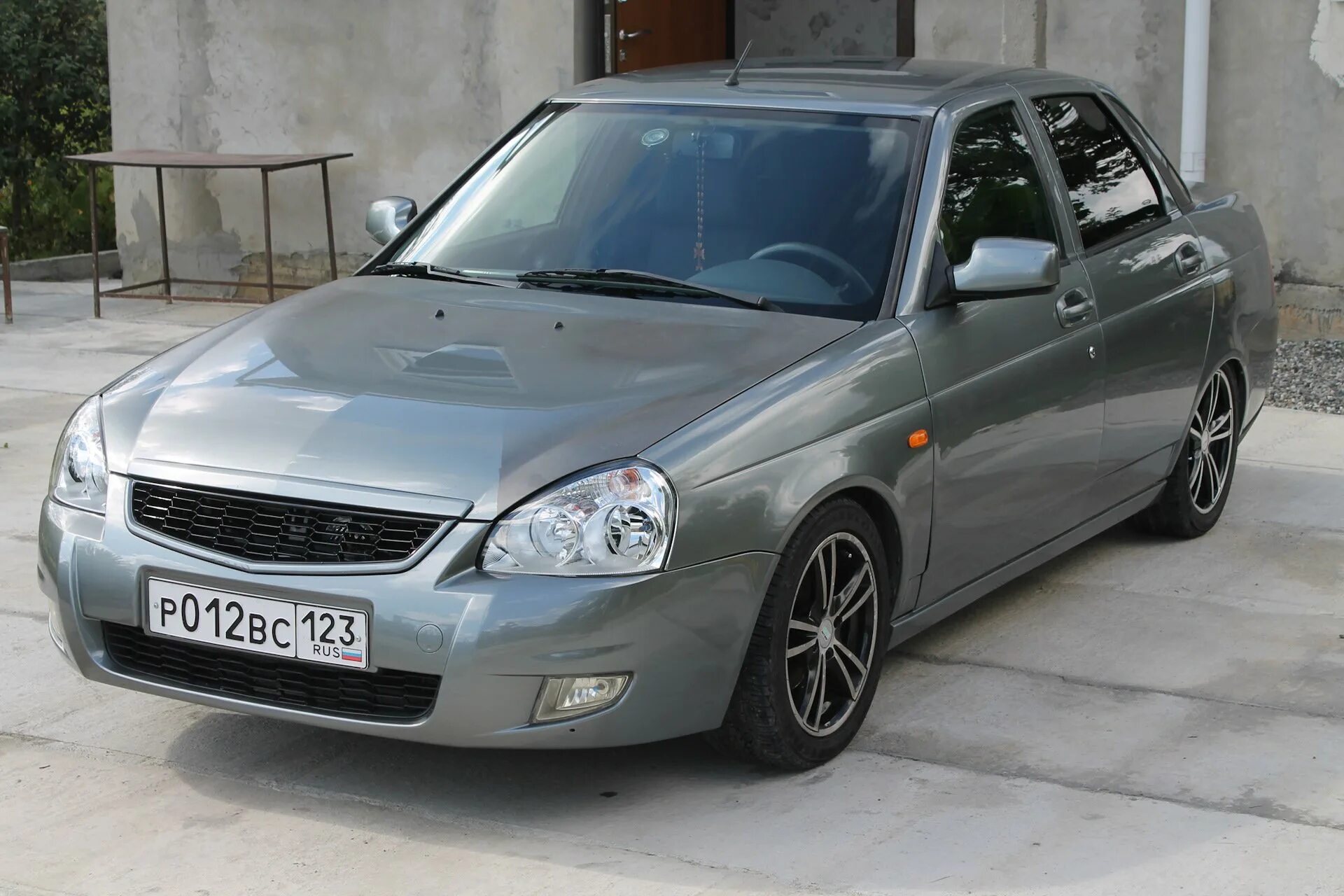 Приора кварц седан опер. Приора кварц 2008 оперка. Lada priora кварц. Приора кварц 630. Лада приора седан серая.