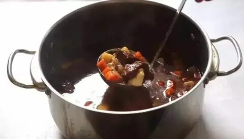 Говядина с картошкой в кастрюле на плите