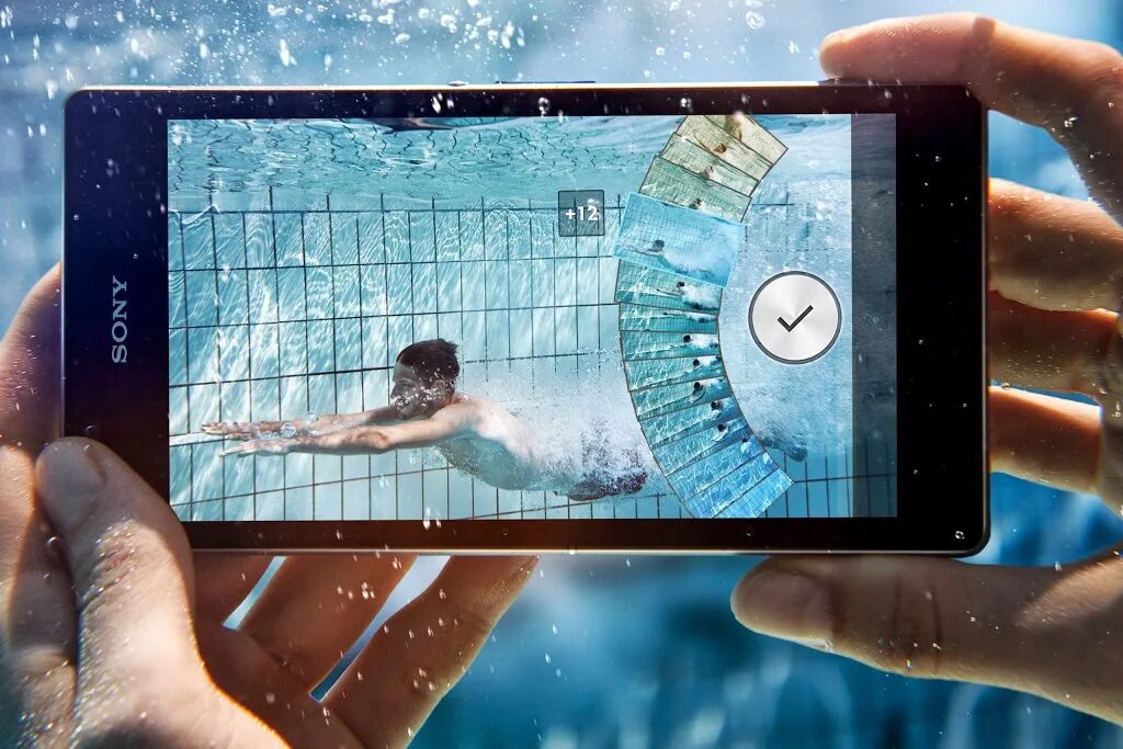 Z 1 11 5. Sony Xperia z1. Смартфон в воде. Смартфон сони под водой. Sony z 1 smartphone.