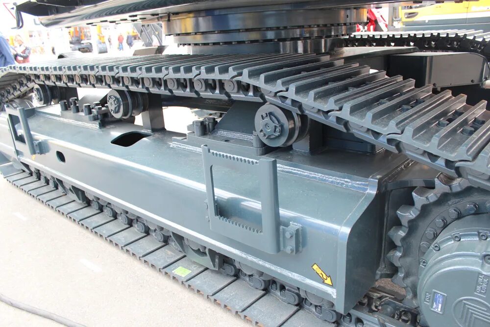 экскаваторные гусеничные шасси. гусеничная лента volvo ec460b. экскаватор болотоход rex 4. экскаватор гусеничный хитачи 330 ходовая. ходовая часть caterpillar d10t.