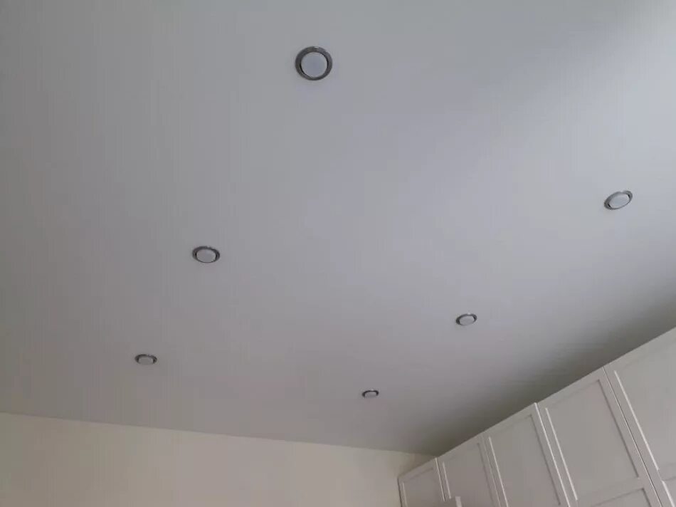 точечные светильники для натяжных потолков. светильник gx53 белый матовый. накладной светильник elektrostandard gu10. белые точечные светильники на белом потолке. светильники электростандарт 1085.