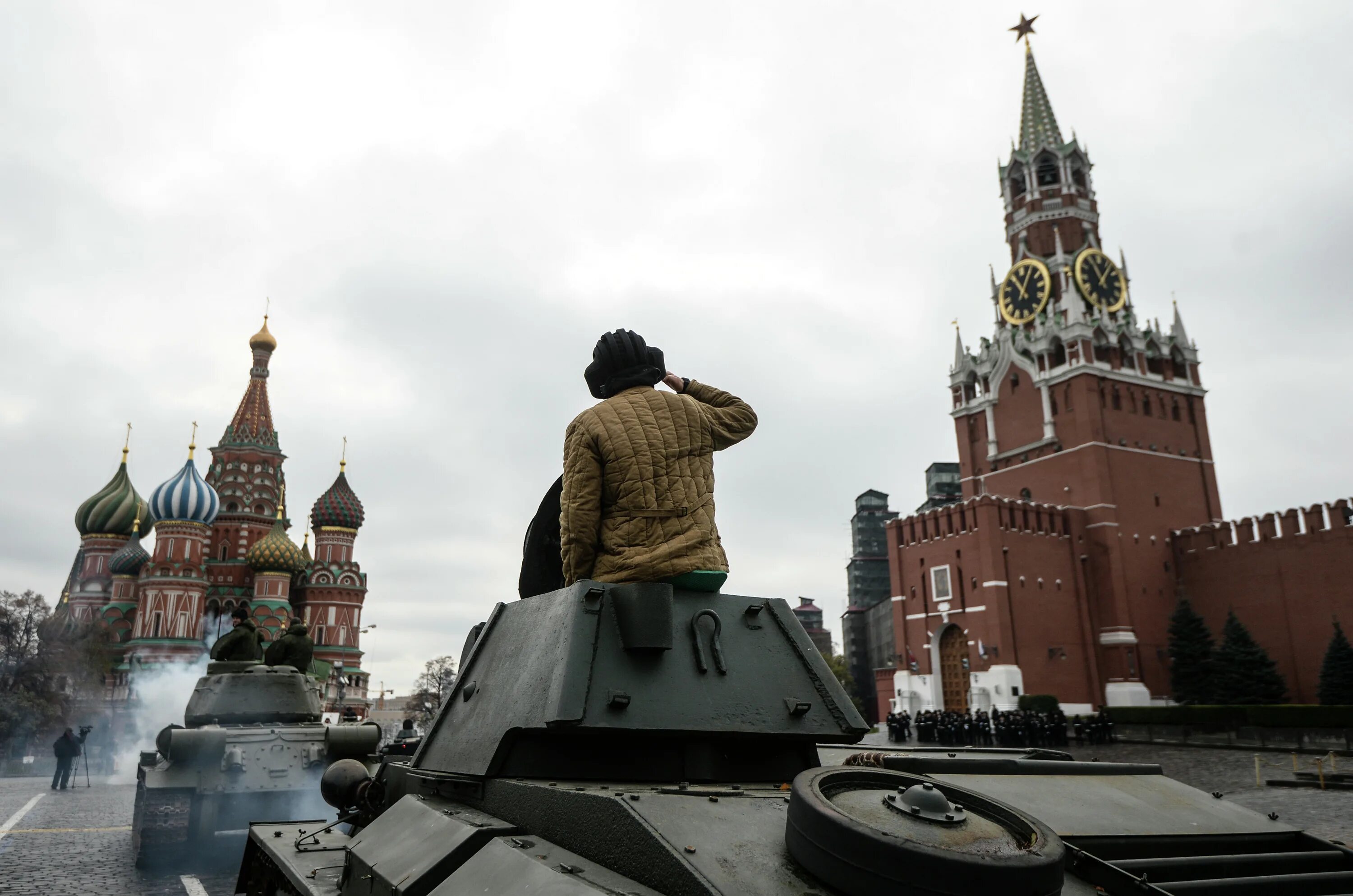 Март двадцать четвертый год. Парад в Москве 7 ноября 1941. Парад 1941 года на красной площади в Москве. Парад мавзолей Москва 1941. Парад в ноябре 1941 года в Москве.